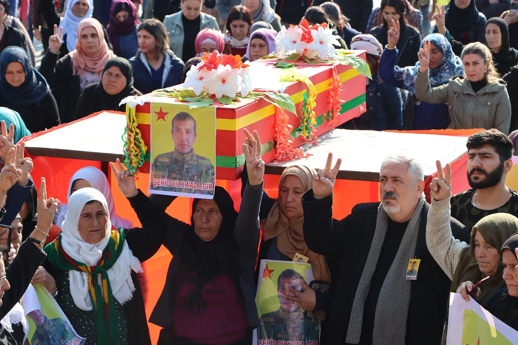 ​​​​​​​المئات من أهالي قامشلو يشيّعون جثمان الشهيد دلخاز آكر إلى مثواه الأخير
