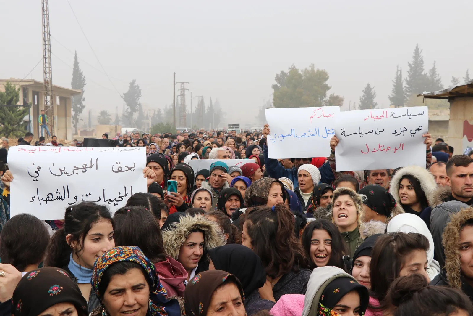​​​​​​​الآلاف من الكرد والعرب والتركمان في الشهباء يتظاهرون ضد الحصار الحكومي