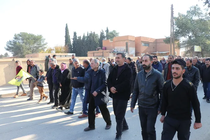 ​​​​​​​خلال مظاهرة.. أهالي الدرباسية يطالبون فرنسا بإجراء تحقيق شفاف في ملابسات مجزرة باريس الثانية