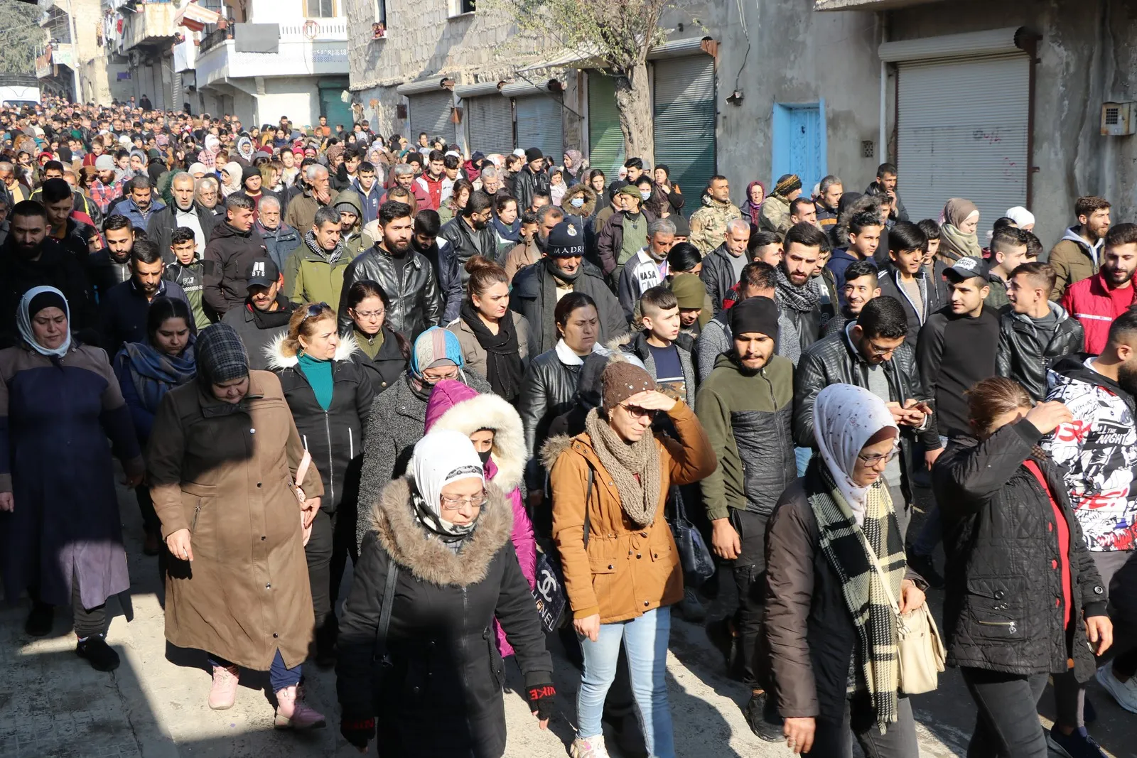 ​​​​​​​المئات في الشيخ مقصود والشهباء يتظاهرون تنديداً بالحصار ويهتفون" لن نركع للظلم، المقاومة حياة"