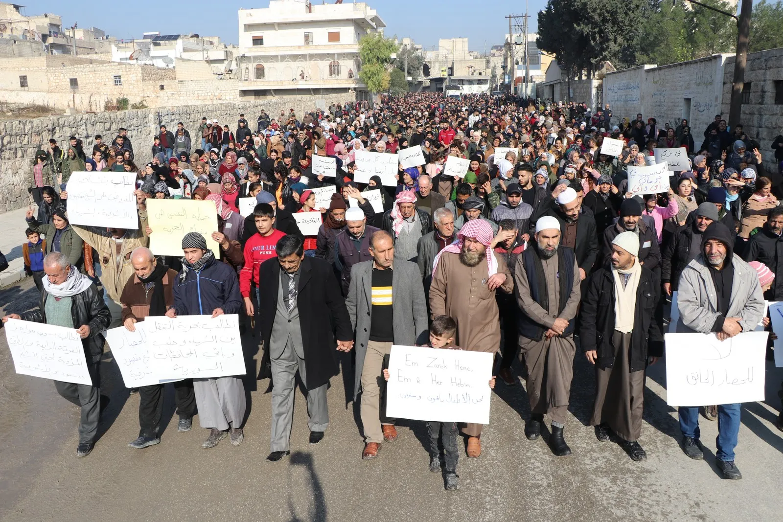 ​​​​​​​المئات في الشيخ مقصود والشهباء يتظاهرون تنديداً بالحصار ويهتفون" لن نركع للظلم، المقاومة حياة"