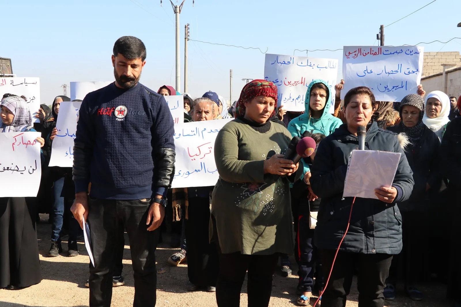 ​​​​​​​المئات في الشيخ مقصود والشهباء يتظاهرون تنديداً بالحصار ويهتفون" لن نركع للظلم، المقاومة حياة"