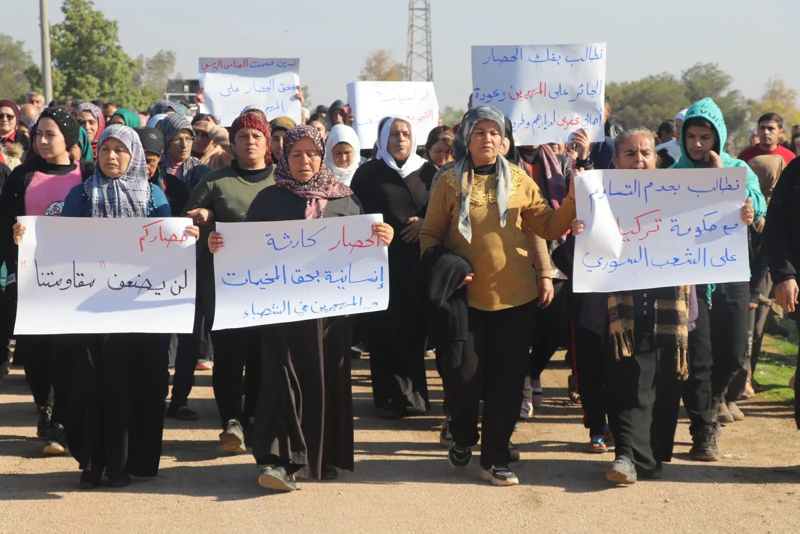 ​​​​​​​المئات في الشيخ مقصود والشهباء يتظاهرون تنديداً بالحصار ويهتفون" لن نركع للظلم، المقاومة حياة"