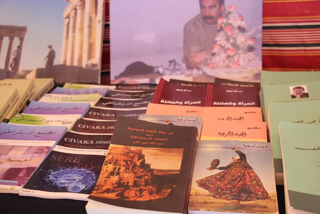 خيمة اعتصام لاتحاد المرأة الشابة في منبج للمطالبة بحرية القائد أوجلان الجسدية