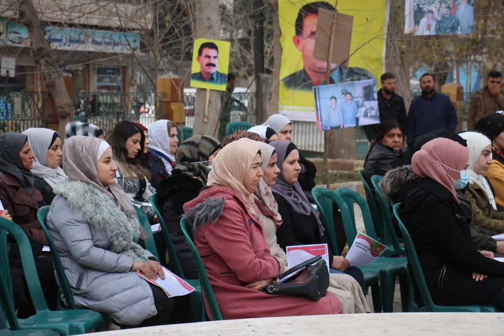 خيمة اعتصام لاتحاد المرأة الشابة في منبج للمطالبة بحرية القائد أوجلان الجسدية