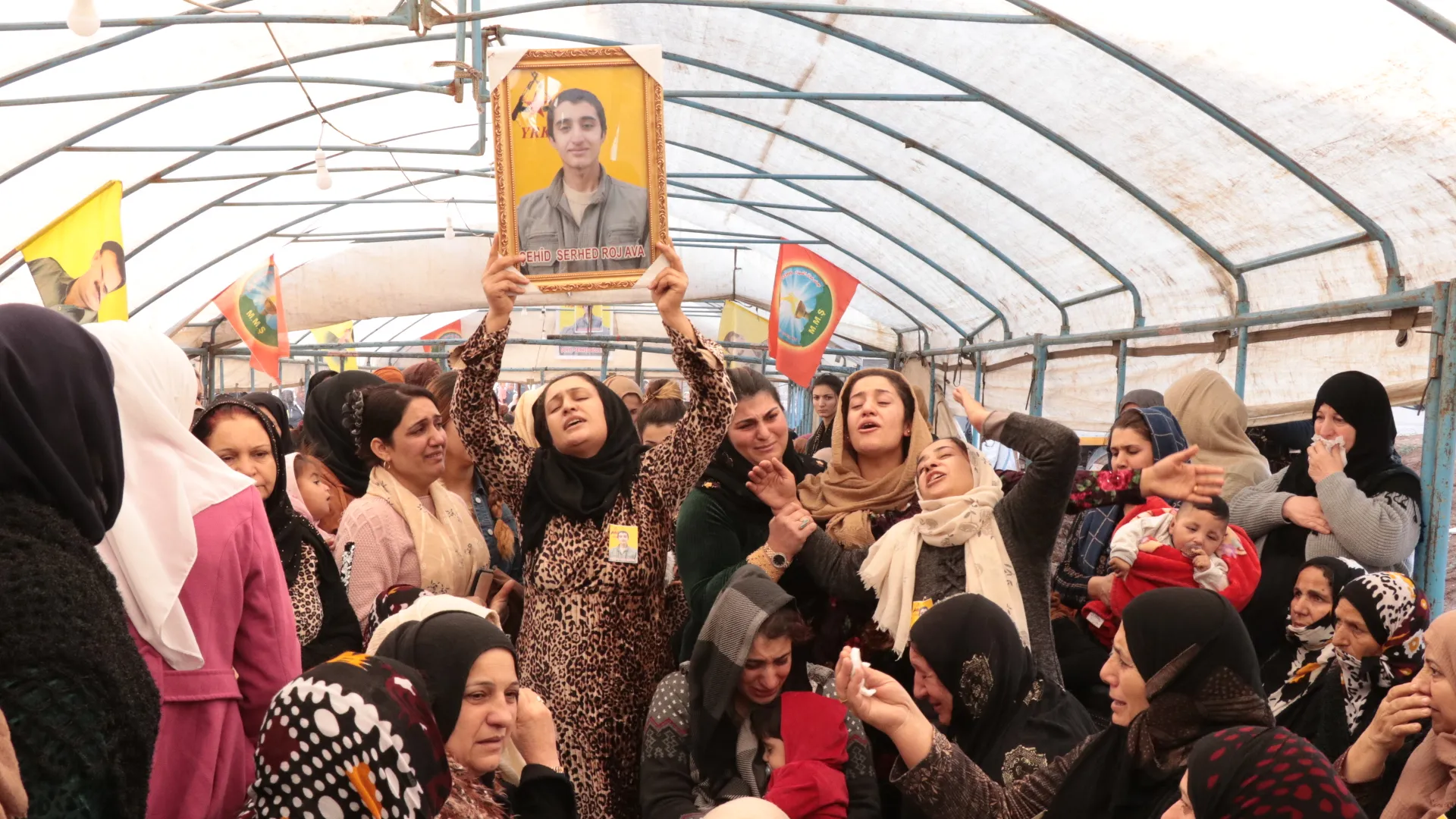المئات من الأهالي يعزون بالشهيد سيبان حسن في قامشلو