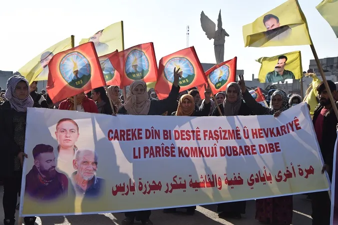 ​​​​​​​أهالي إقليم الفرات يخرجون في مظاهرة للتنديد بمجزرة باريس الثانية