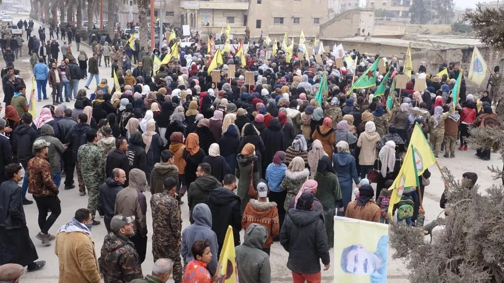 أهالي الرقة يرفضون العزلة المفروضة على القائد أوجلان ويطالبون بحريته