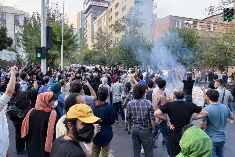 ​​​​​​​أنباء متضاربة حول إيقاف أو حل "شرطة الأخلاق" في إيران