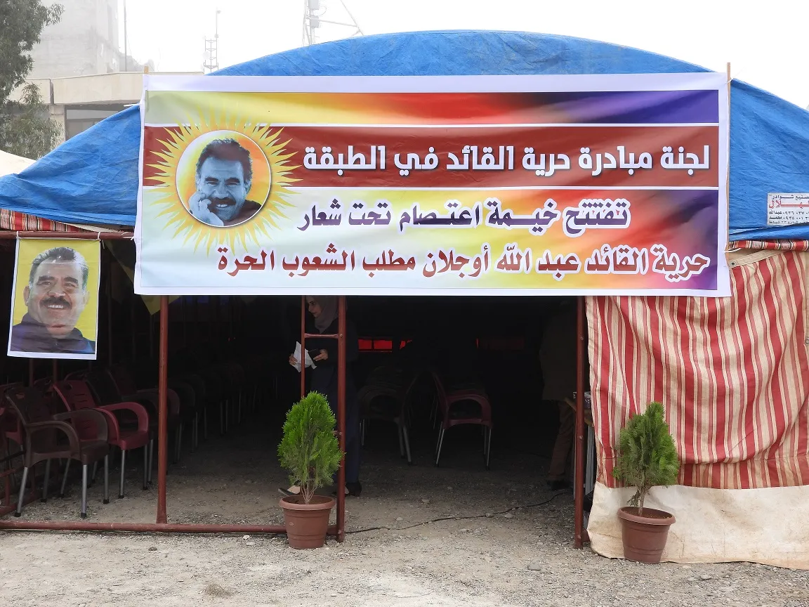 ​​​​​​​خيمة اعتصام للتنديد بالعزلة المفروضة على القائد أوجلان في الطبقة