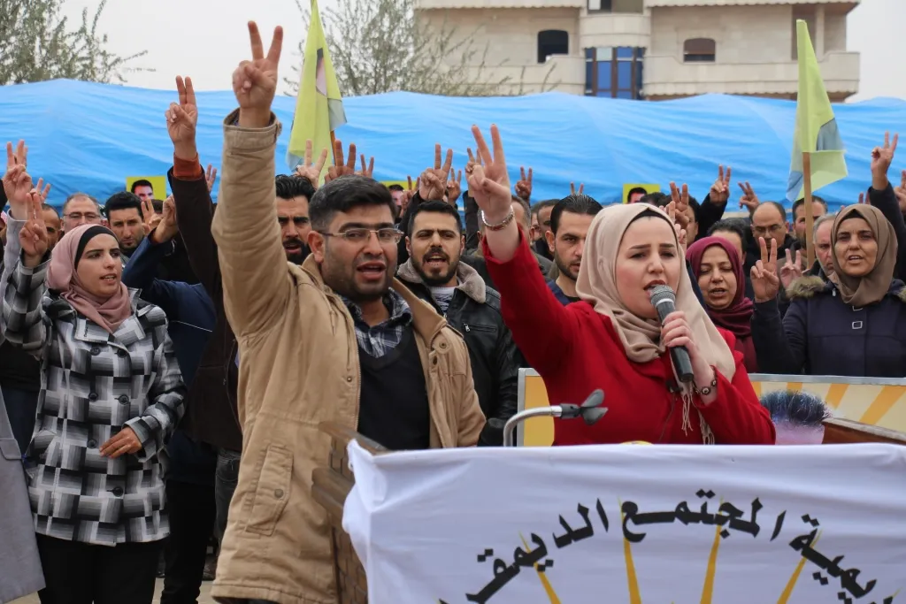ببيان ومسيرة سيارات خيمة الاعتصام المنددة بالعزلة تختتم في منبج