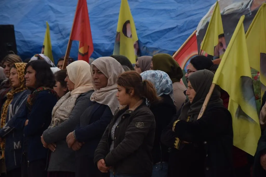 أهالي إقليم الفرات: نحن خلف قائدنا حتى تحقيق حريته الجسدية