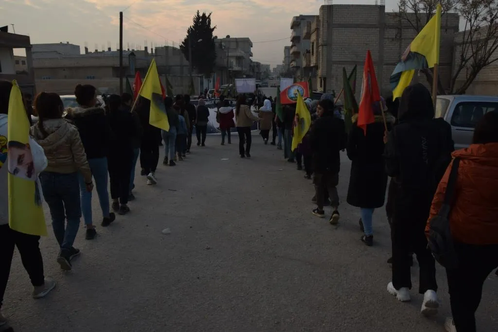​​​​​​​أهالي كوباني ومنبج يستذكرون الشهداء ويؤكدون على مواصلة المقاومة حتى النصر
