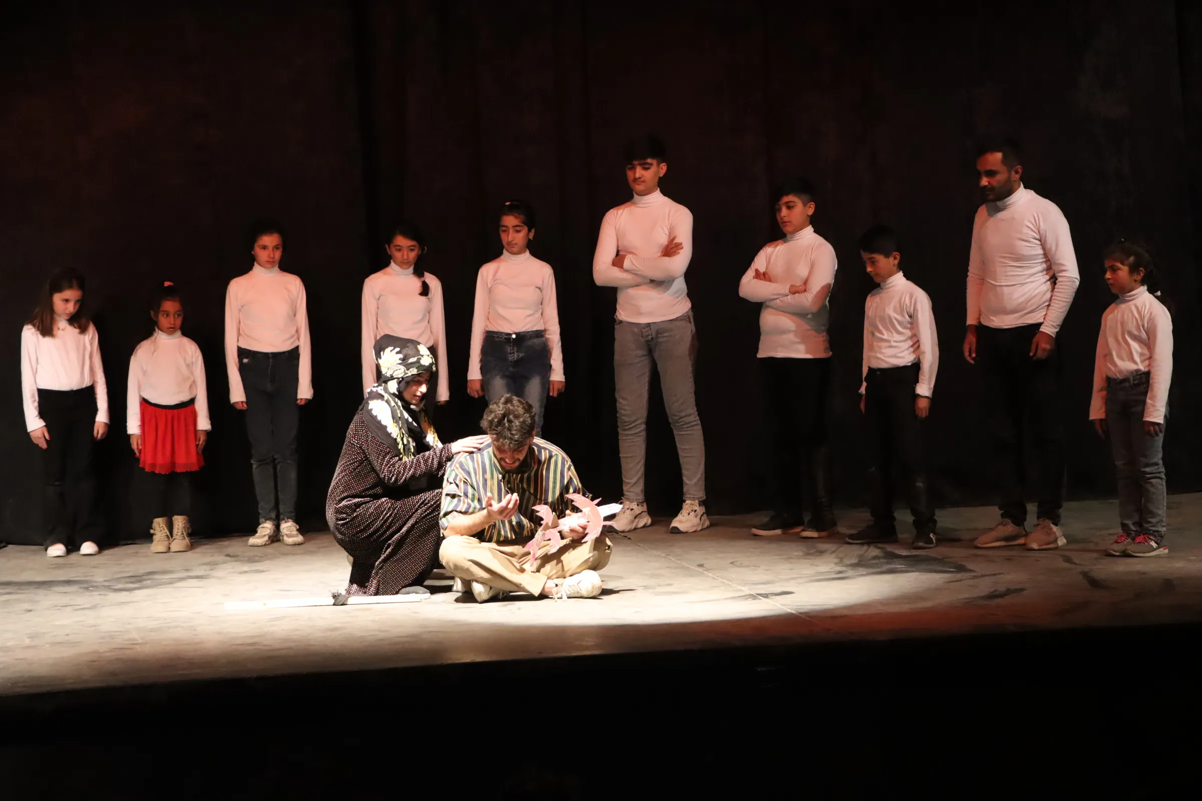 الممثلون الأطفال في " مدرسة المسرح" يقدمون عرض مسرحي في قامشلو