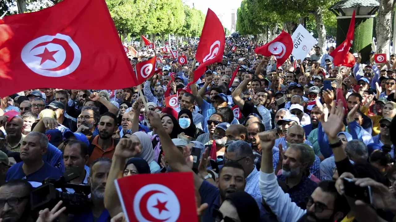 المعارضة تهدد باحتلال الشوارع ودعوات لانتخابات مبكرة.. ماذا يحدث في تونس؟
