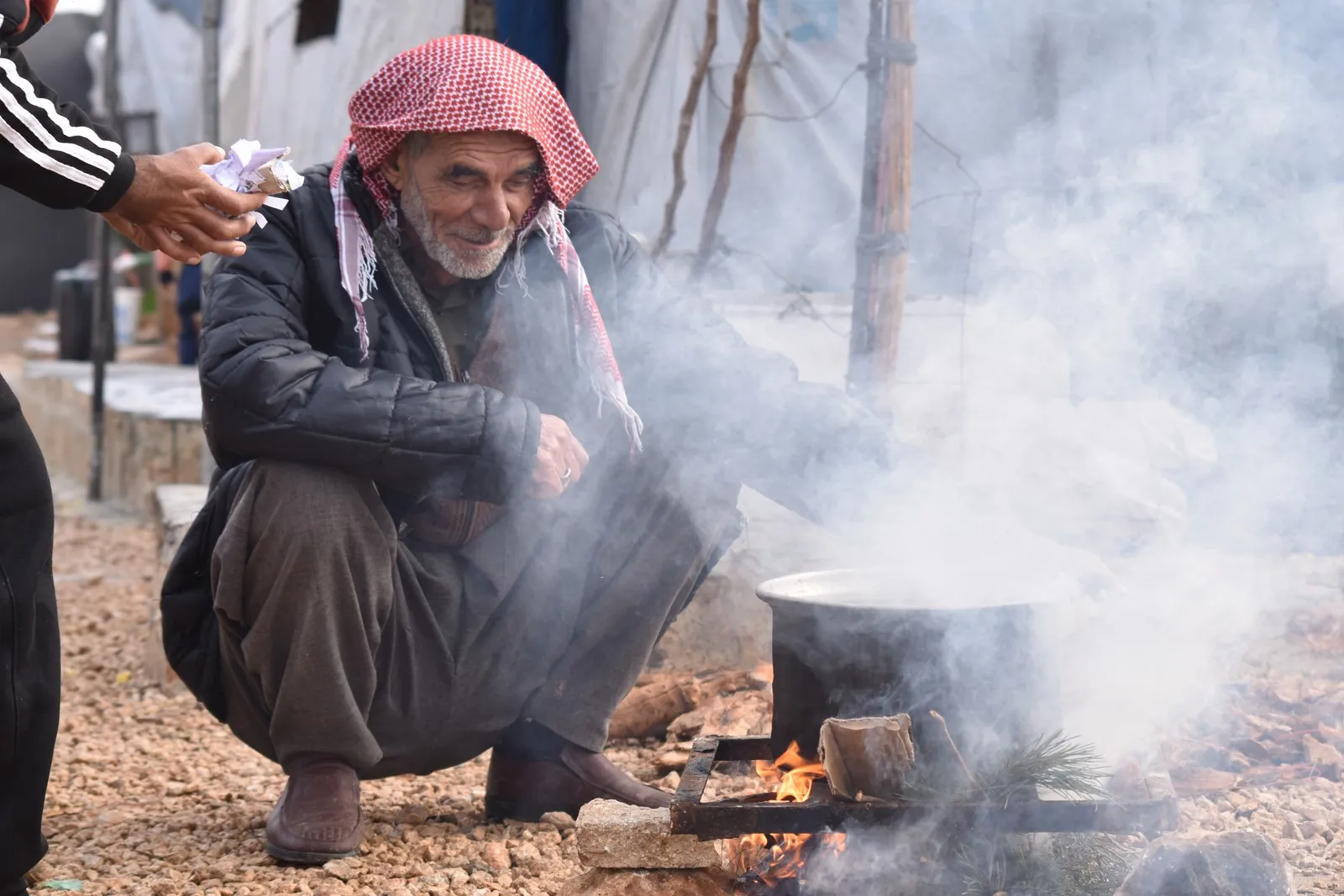 نازحون يبحثون عن الدفء وأطفال يخاطبون الضمير الإنساني