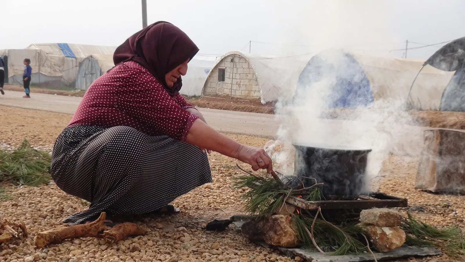 نازحون يبحثون عن الدفء وأطفال يخاطبون الضمير الإنساني