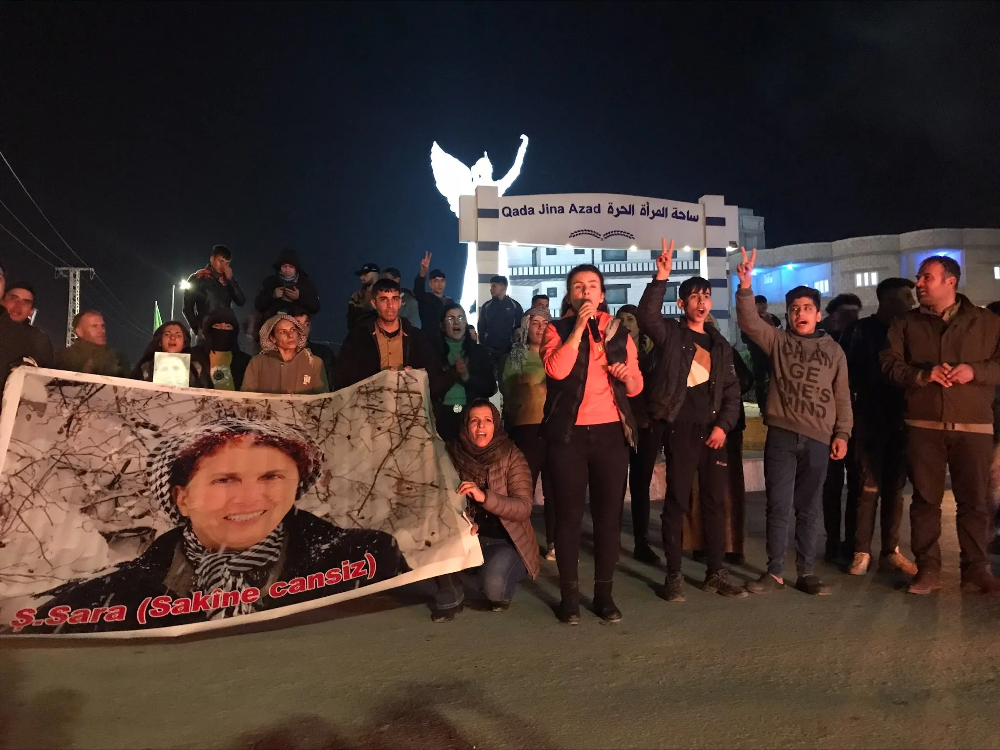احتجاجاً على مجزرة باريس...متظاهرون ينزلون إلى شوارع كوباني