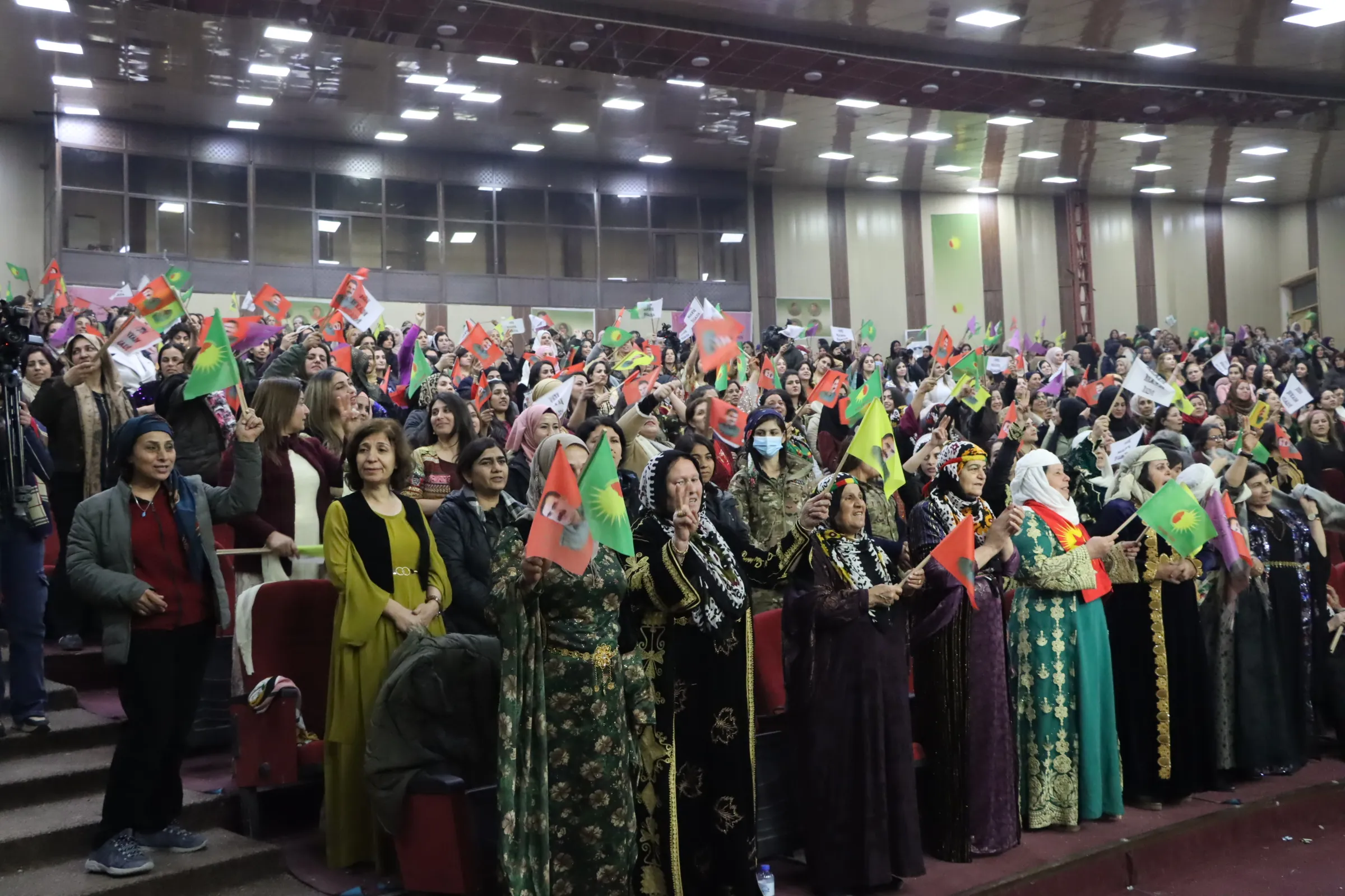 إدارية PYD في لبنان: النساء في لبنان يستمددن القوة من تنظيم المرأة في روج آفا