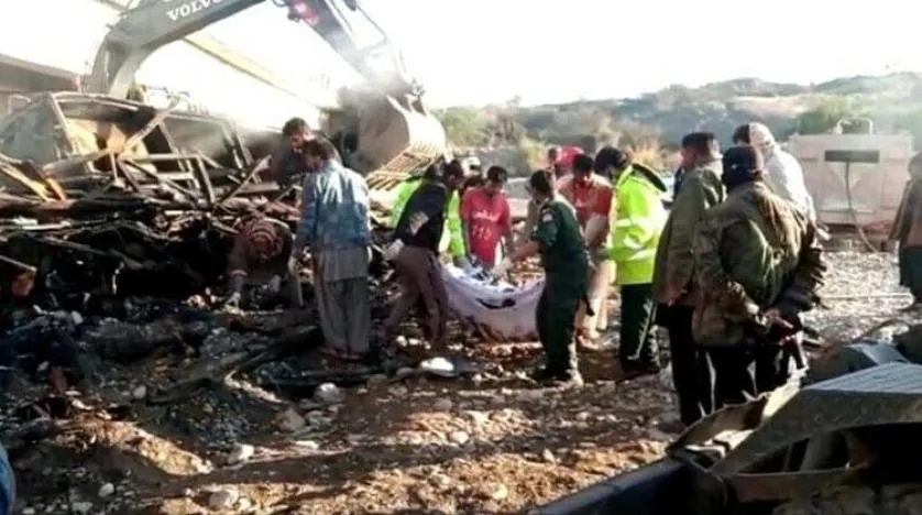 40 قتيلاً بحادث سقوط حافلة في باكستان