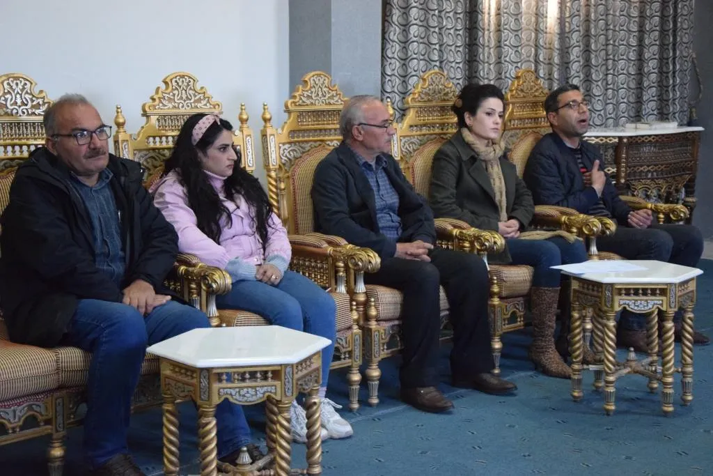 ​​​​​​​الإدارة الذاتية في إقليم الفرات تجتمع مع مهاجرين أعادتهم من الجزائر