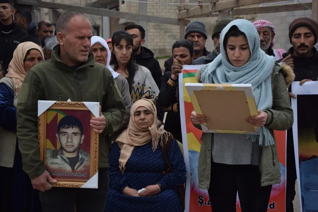 ​​​​​​​أهالي كوباني يقدمون واجب العزاء لذوي شهيدي الكريلا آندوك سرحد ودجلة روهات