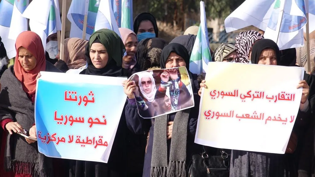 ​​​​​​​وقفة احتجاجية في الرقة رفضاً للتطبيع التركي السوري
