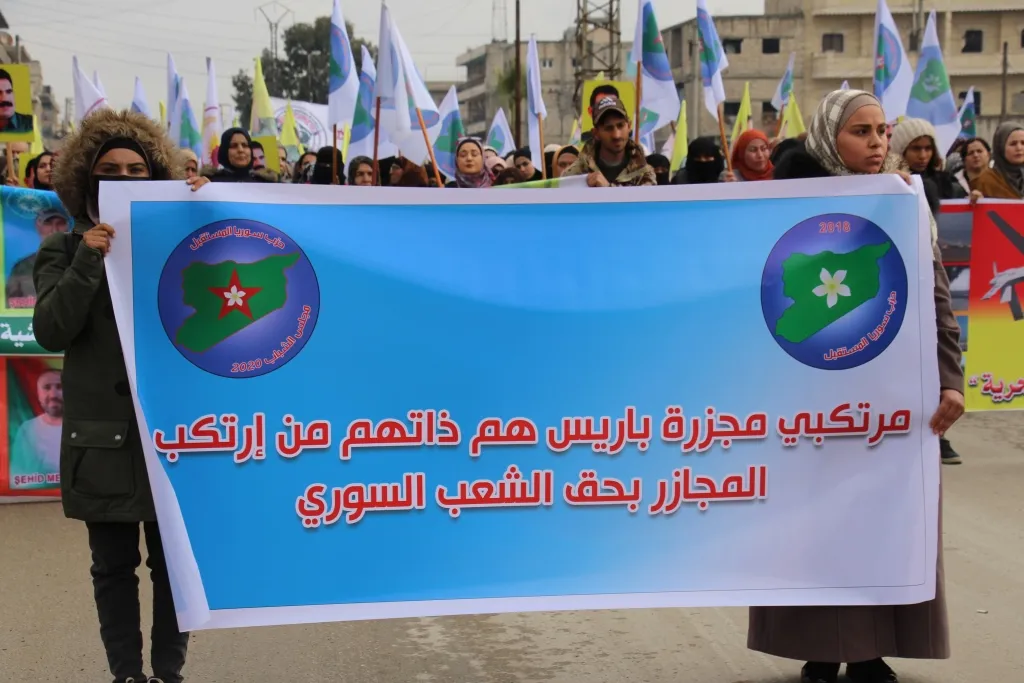 ​​​​​​​أهالي مدينة منبج يخرجون في مظاهرة للمطالبة بالكشف عن مرتكبي مجزرتي باريس