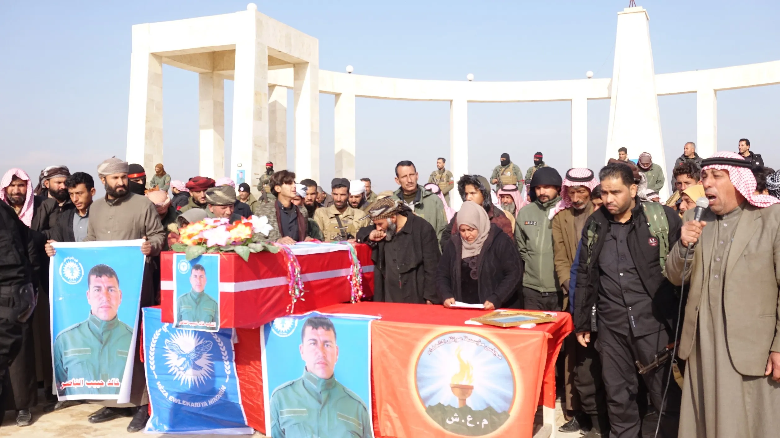 ​​​​​​​بمراسم مهيبة.. أهالي الرقة يشيّعون جثمان الشهيد خالد الناصر إلى مثواه الأخير
