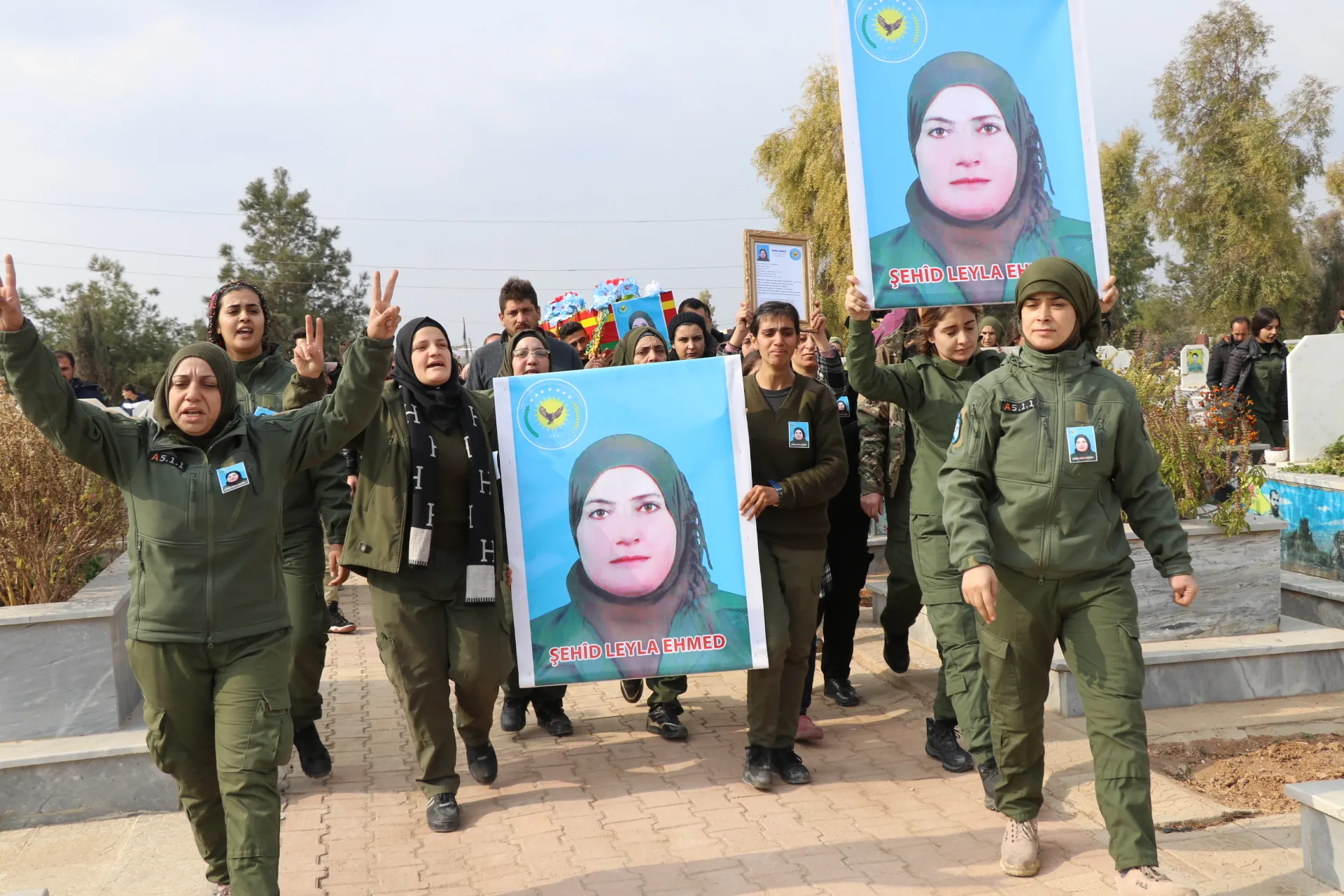 ​​​​​​​المئات في قامشلو يشيّعون جثمان شهيدة في قوى الأمن الداخلي- المرأة