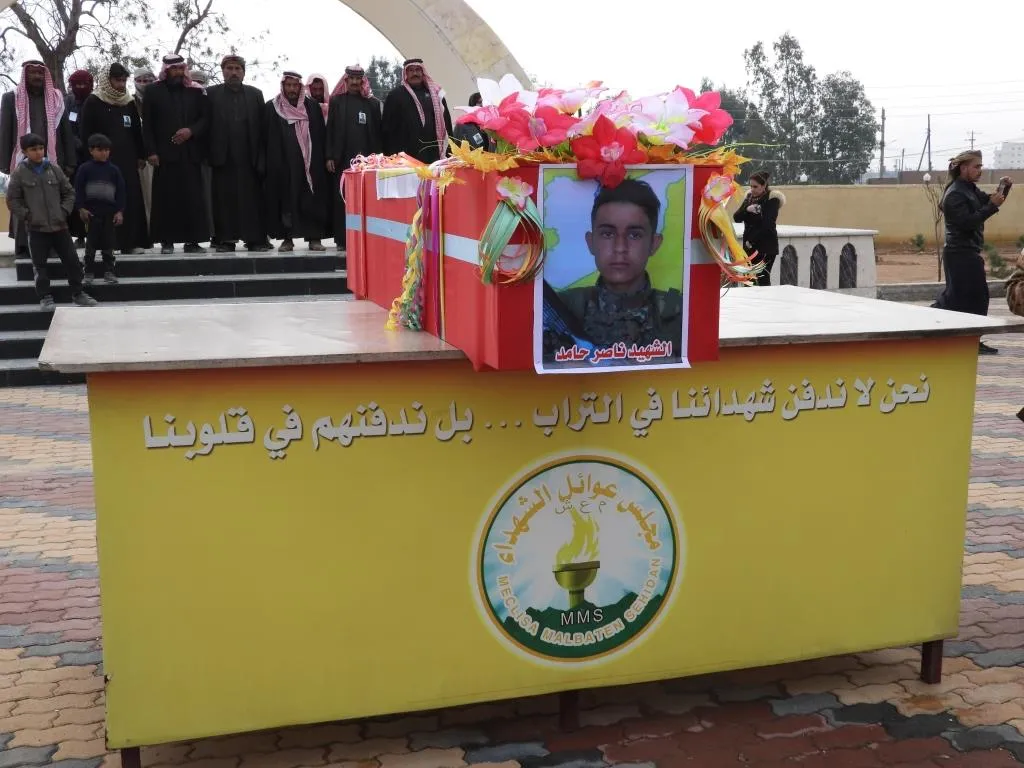 أهالي الطبقة يشيّعون جثمان الشهيد ناصر المنشار إلى مثواه الأخير