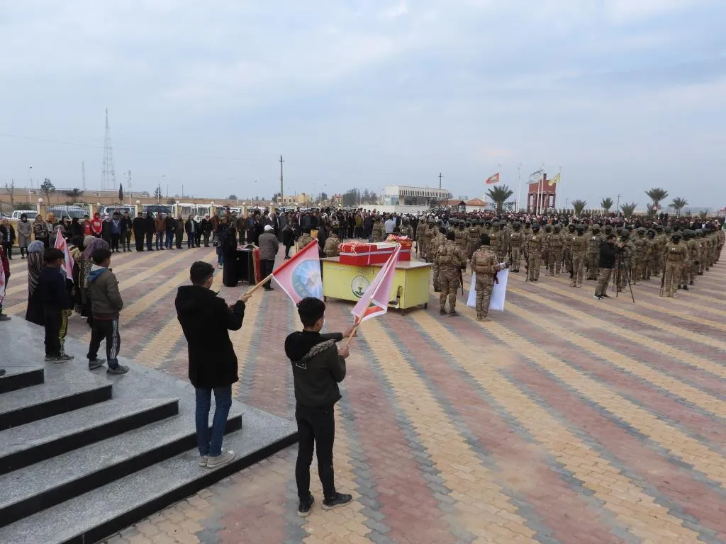 أهالي الطبقة يشيّعون جثمان الشهيد ناصر المنشار إلى مثواه الأخير