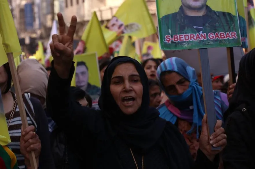 ​​​​​​​الآلاف من أهالي مقاطعة قامشلو يتظاهرون تنديداً بالهجومين على عفرين وسجن الصناعة