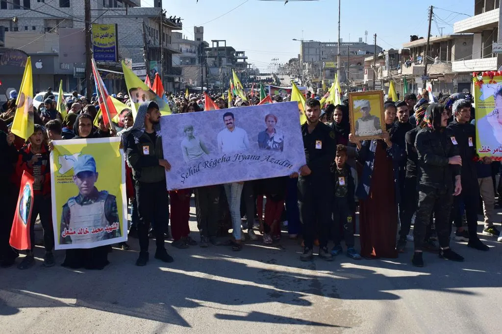 ​​​​​​​الآلاف من أهالي مقاطعة قامشلو يتظاهرون تنديداً بالهجومين على عفرين وسجن الصناعة