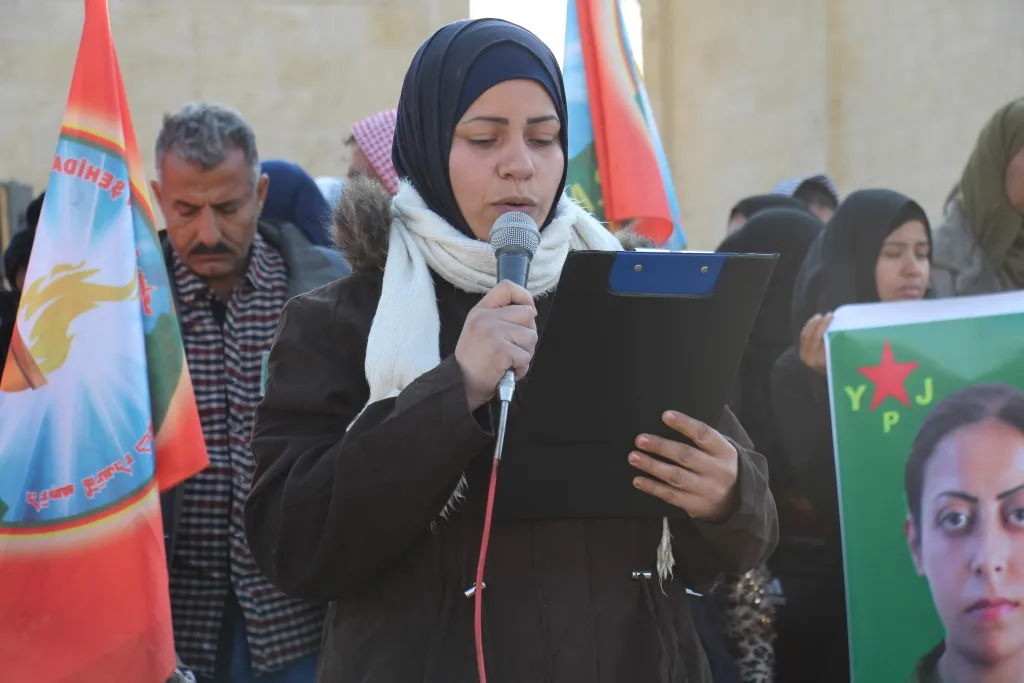 أهالي منبج يشيعون جثمان الشهيدة غدير إلى مثواه الأخير في مزار الشهداء