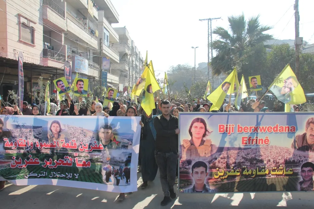 خلال مظاهرة.. أهالي منبج يعاهدون على تصعيد النضال لتحرير عفرين وكافة الأراضي المحتلة
