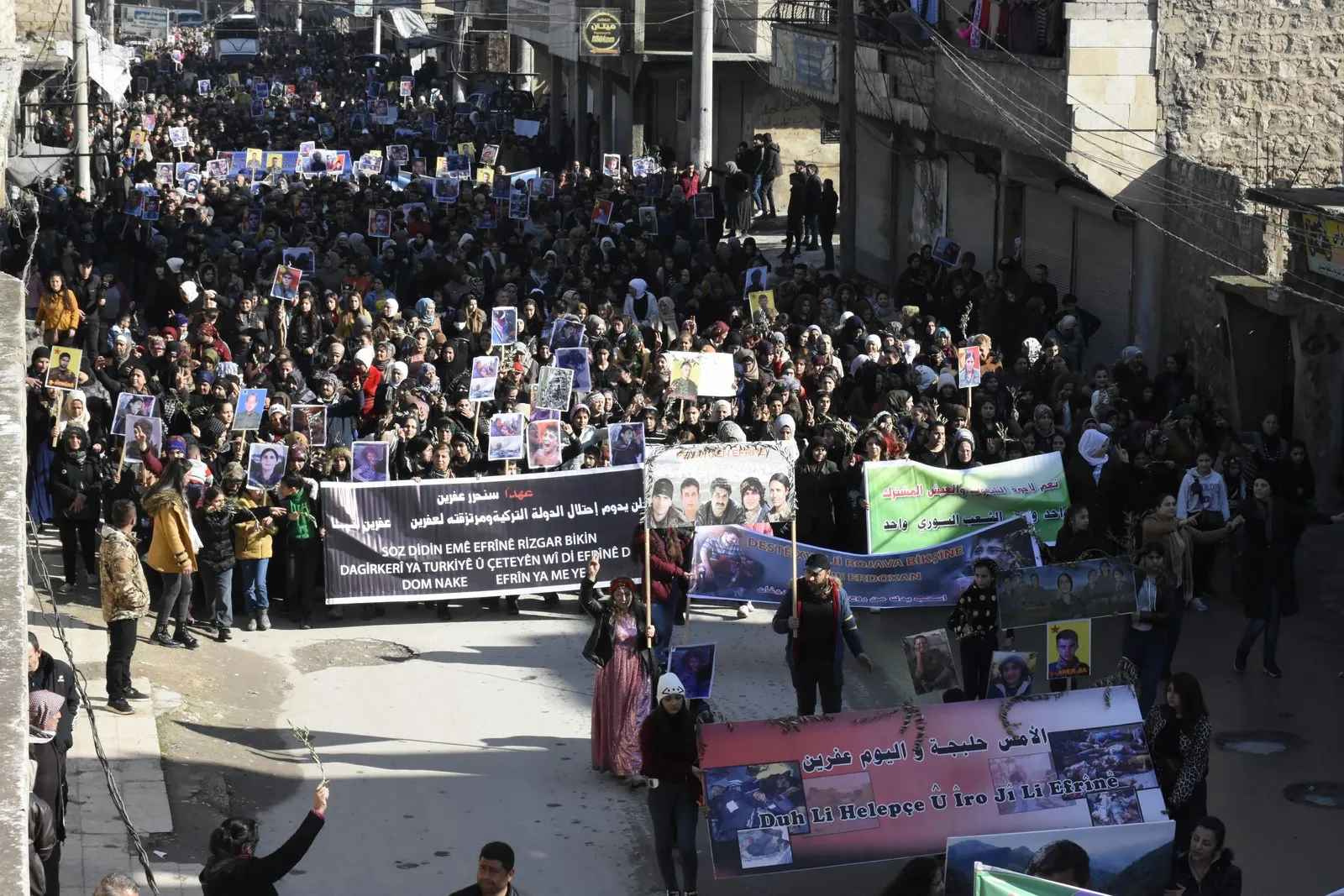 تظاهرة في حلب ..." اللذين صمدوا 58 يوماً أمام هجمات الاحتلال قادرون على تحرير عفرين"