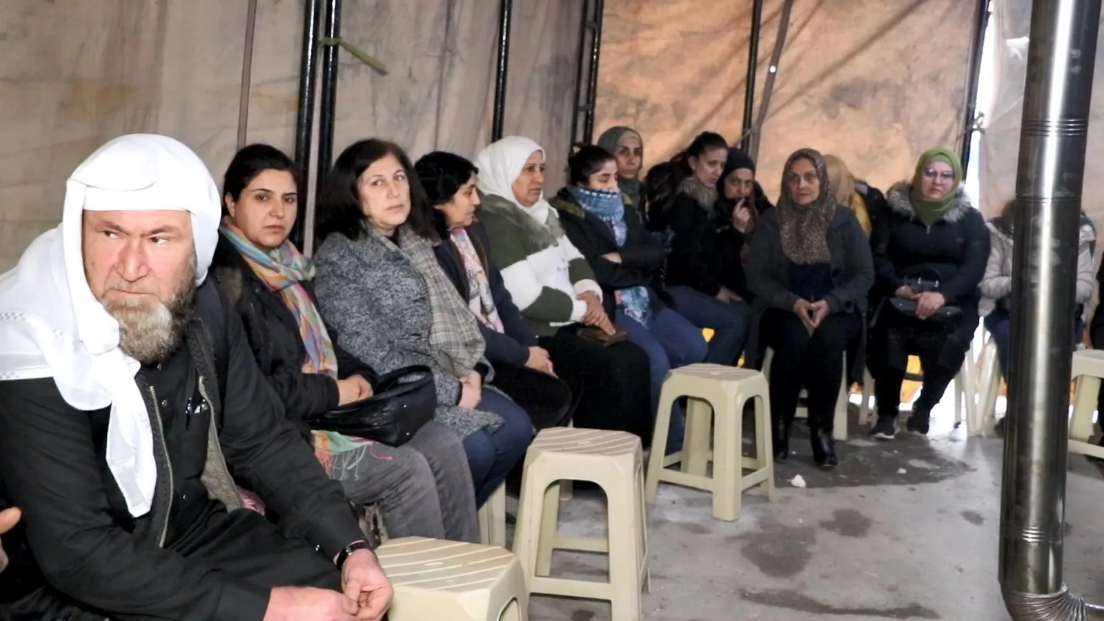 تقديم واجب العزاء لذوي ضحايا انهيار المبنى في حي الشيخ مقصود
