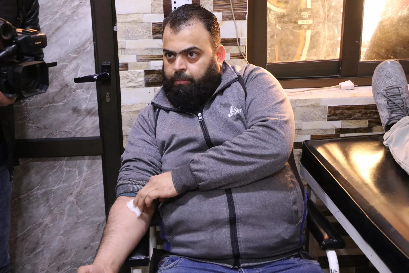 المئات يتطوعون لمساعدة فرق الإنقاذ ويتبرعون بالدم في الشيخ مقصود
