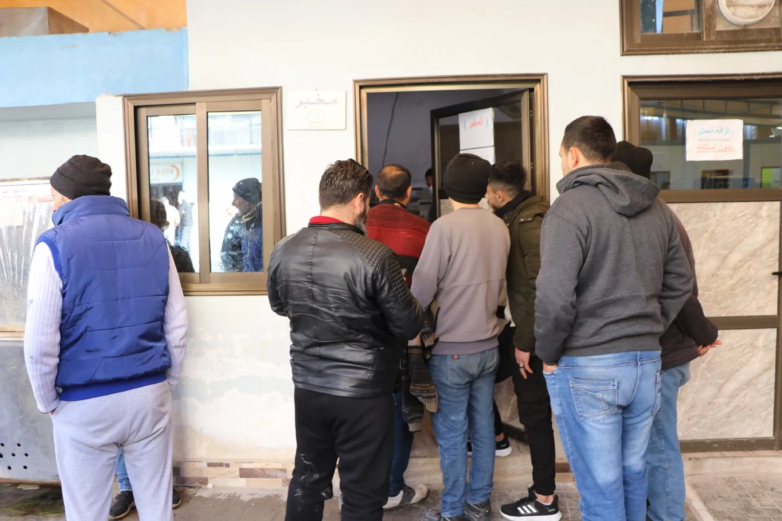 المئات يتطوعون لمساعدة فرق الإنقاذ ويتبرعون بالدم في الشيخ مقصود