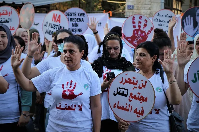 الأوساط النسائية في الرقة تدين جريمة قتل نورا الأحمد وطفلتها وتطالب بمحاسبة مرتكبيها