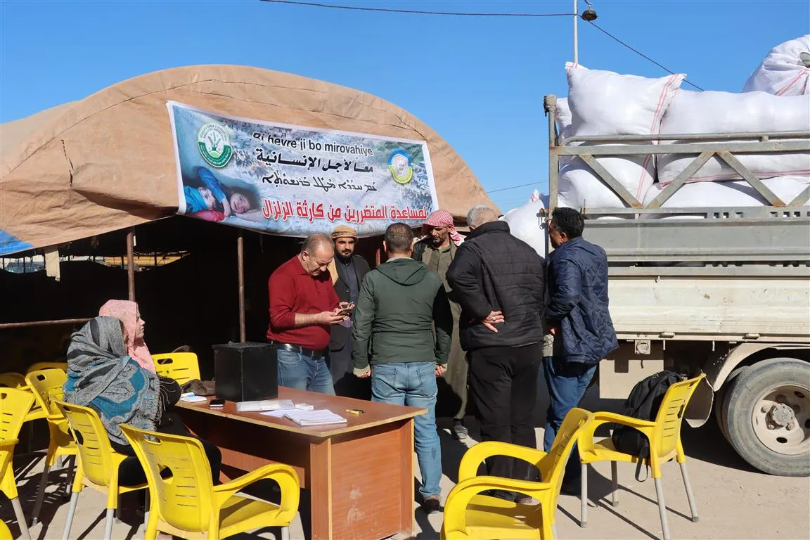 مهجّرون يتبرعون بـ 20 طن من الألبسة والأغطية للمتضررين من الزلزال