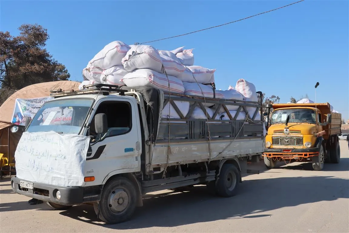 مهجّرون يتبرعون بـ 20 طن من الألبسة والأغطية للمتضررين من الزلزال