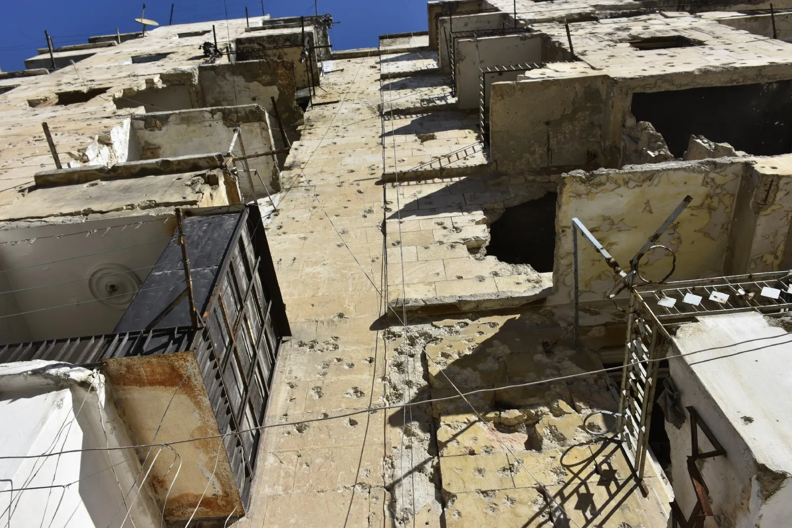 مبان على وشك الانهيار في الشيخ مقصود المحاصر ولا آليات لهدمها