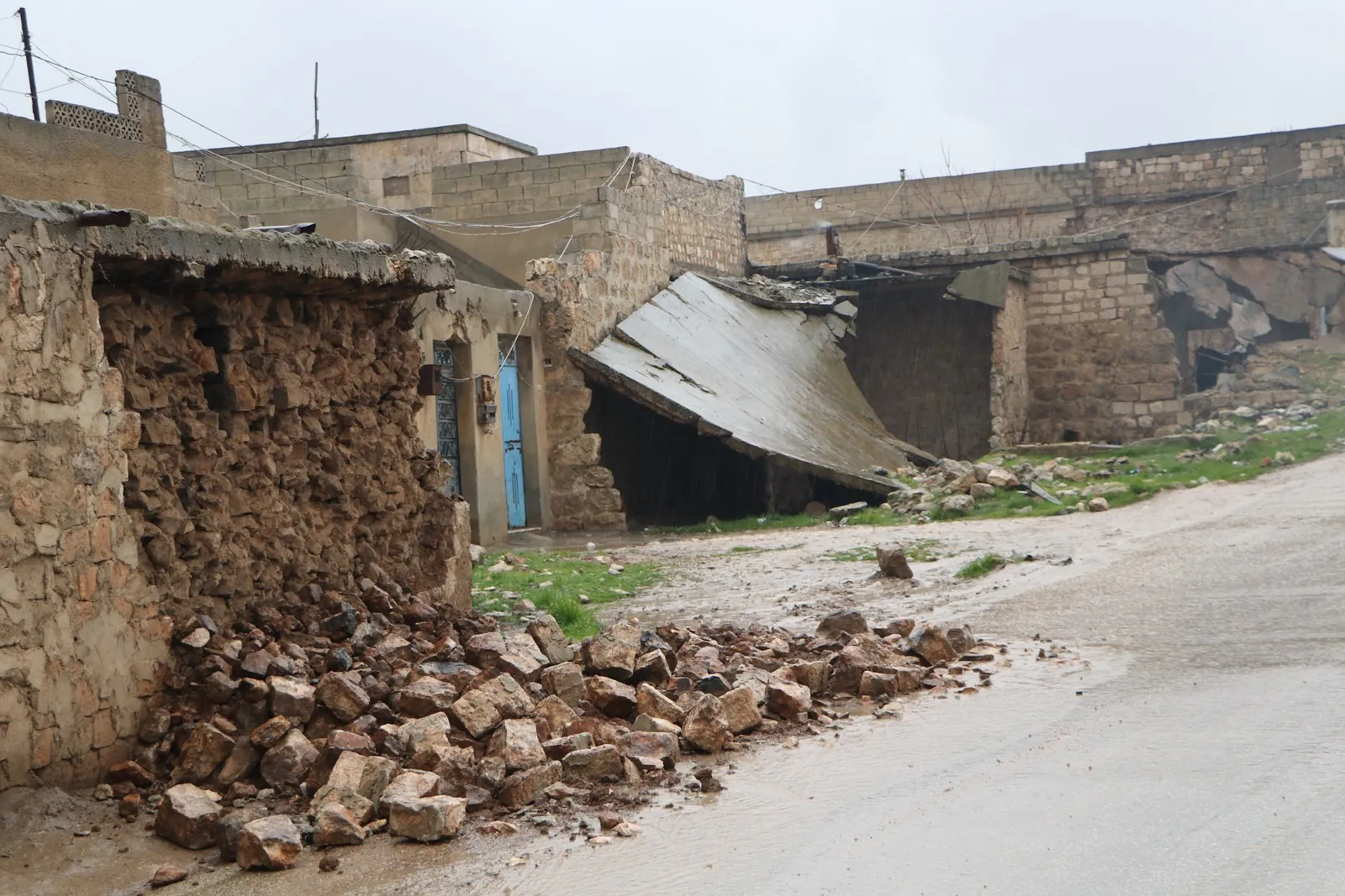 ​​​​​​​إصابة 3 مواطنين بينهم طفل في مقاطعة الشهباء جراء الزلزال