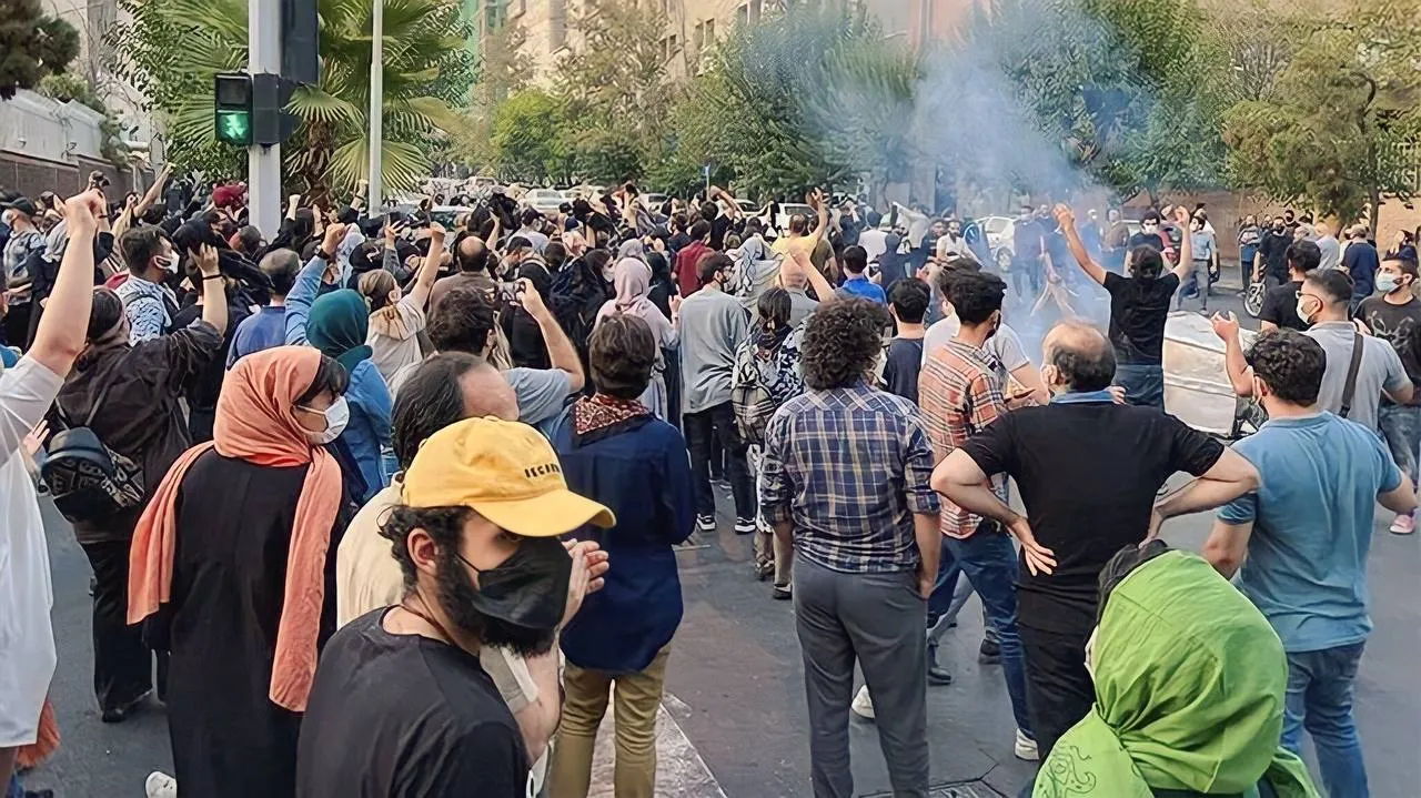 انتفاضة"Jin, Jiyan, Azadî".. متواصلة في إيران