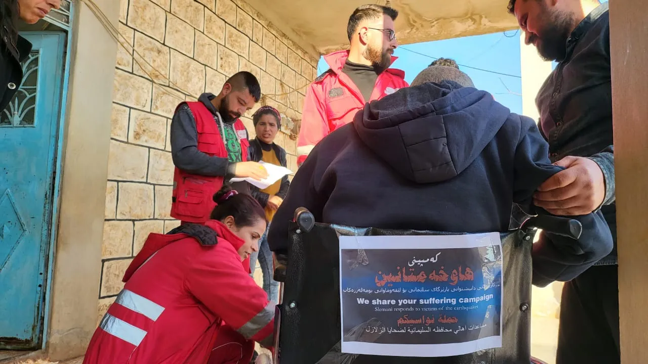 توزيع كراسي وعكازات مقدمة من أهالي السليمانية لذوي الهمم في شيراوا