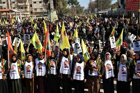 ​​​​​​​تنديداً بالمؤامرة الدولية... أصوات عشرات الآلاف من المتظاهرين تصدح في إقليم الجزيرة – تم التحديث