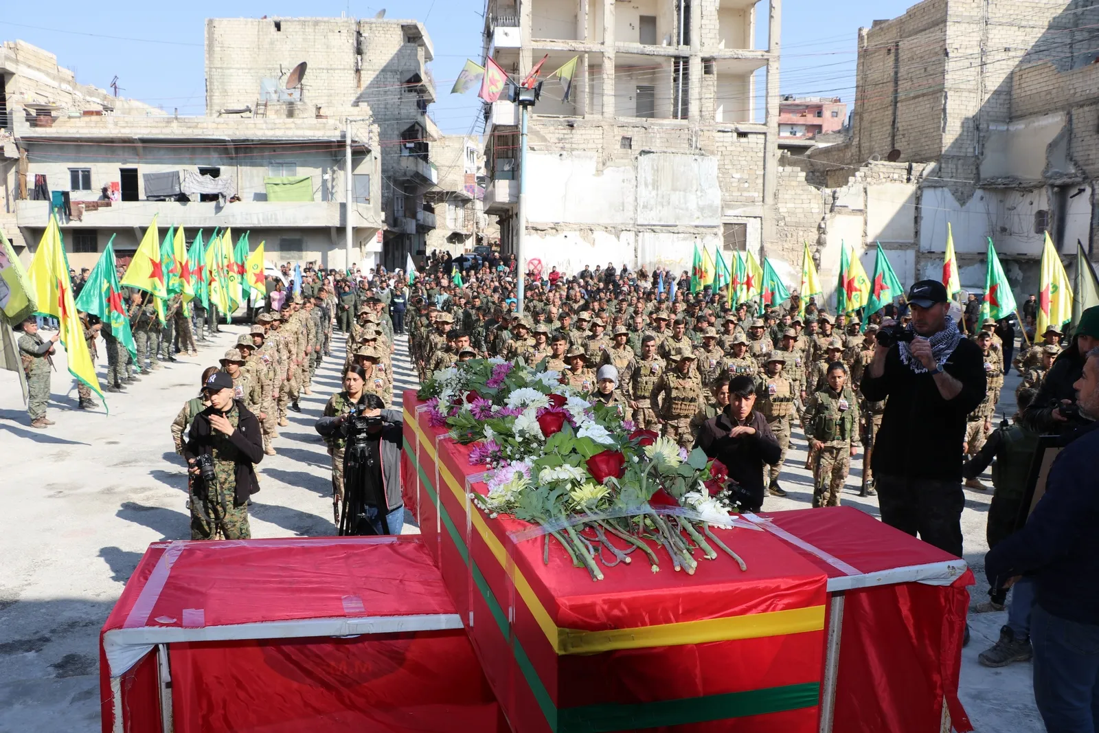 الآلاف في حلب يودعون جثمان الشهيد حمزة كوباني