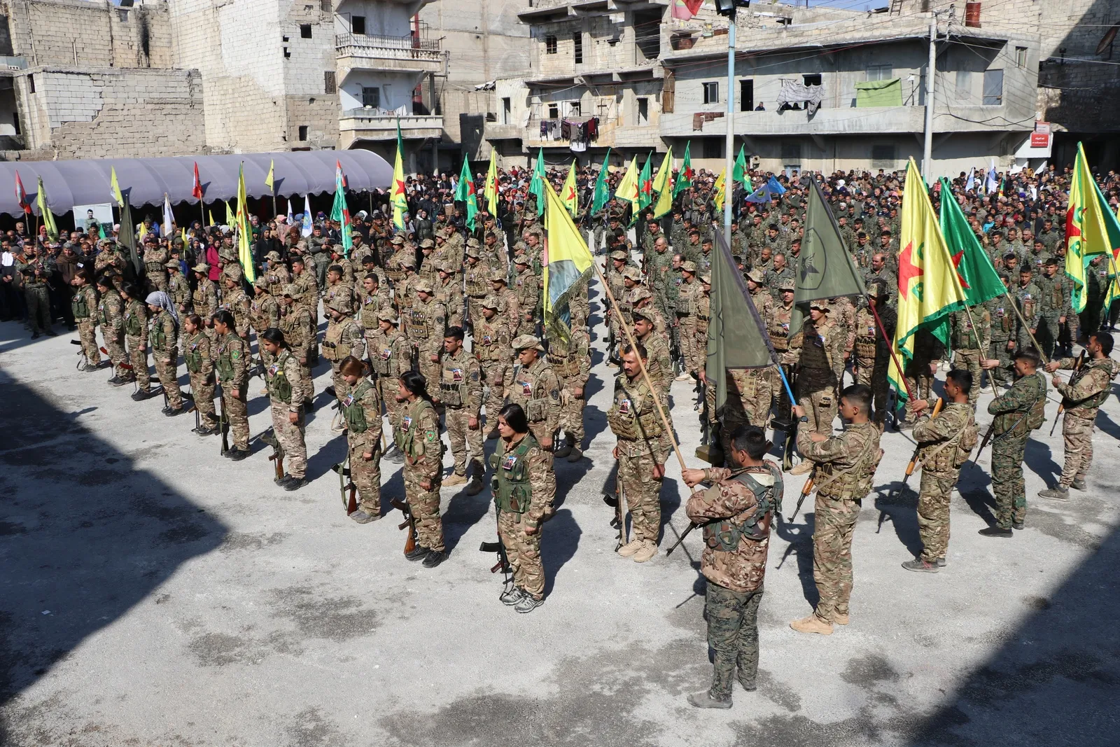 الآلاف في حلب يودعون جثمان الشهيد حمزة كوباني